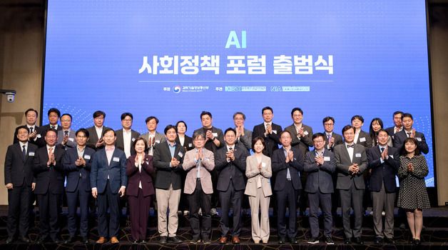 기념 촬영하는 배경훈 부총리