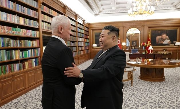 北 김정은, 러 하원의장 접견…웃으며 환대