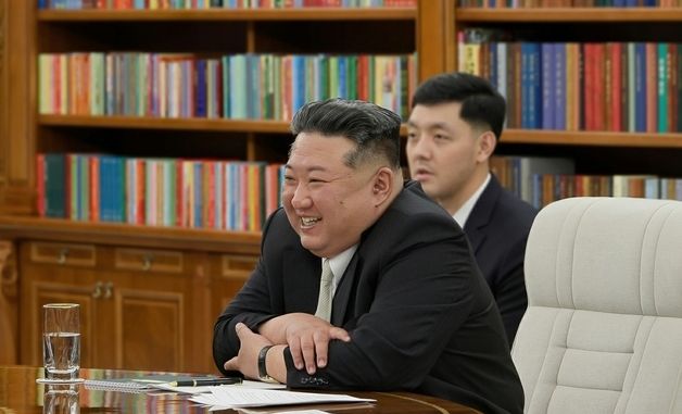 방북한 러 국방장관과 접견 중 미소 짓는 김정은