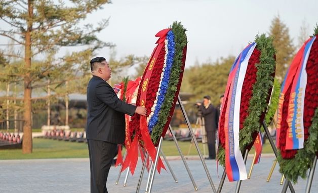 北 김정은 "우리 군대의 전투력의 상징은 충성"