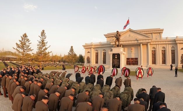 북러, 러시아 파병 북한군 기념관서 묵념