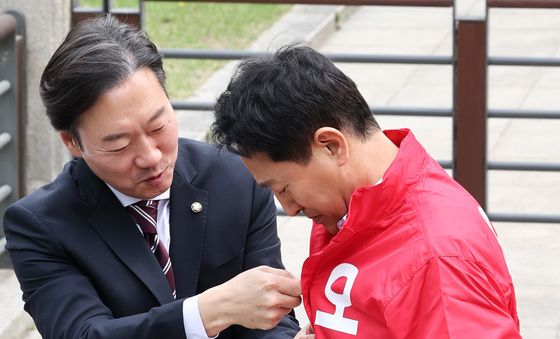 오세훈 시장 후보복 입혀주는 박수민 의원