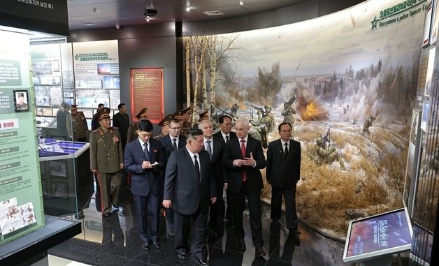 김정은 러시아 파병 기념관 내부 전시물 시찰