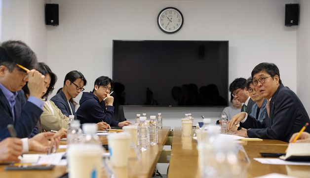 출판 분야 정책 방향 논의하는 최휘영 장관