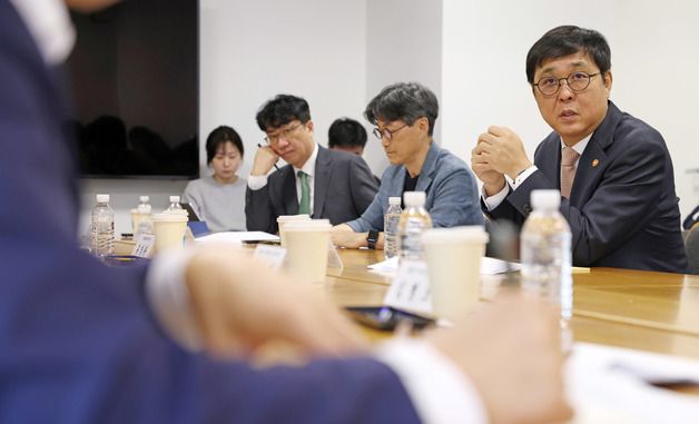최휘영 장관, 문화예술정책자문위원회 출판 분과 제2차 회의