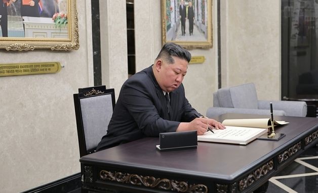 김정은 "열사들 넋은 영원할 것"…러 전사자 기념관 방명록