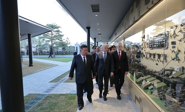 김정은·러 대표단, 평양서 전사자 추모 행보