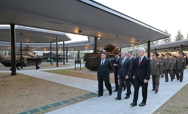 김정은·러 대표단 北 전사자 기념관 함께 찾아