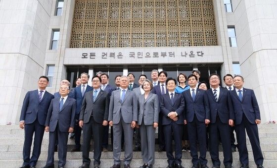 국회 정현관 앞 기념촬영 하는 우원식 국회의장과 문재인 전 대통령