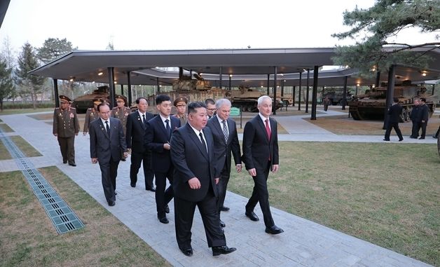 김정은, 전투위훈기념관서 연설…러 대표단 참석