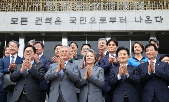 국회 정현관 앞 기념촬영 하는 우원식 국회의장과 문재인 전 대통령