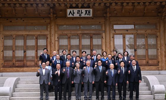 사랑재에서 기념촬영하는 우원식 국회의장과 문재인 전 대통령