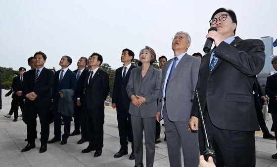 우원식 국회의장 설명 듣는 문재인 전 대통령