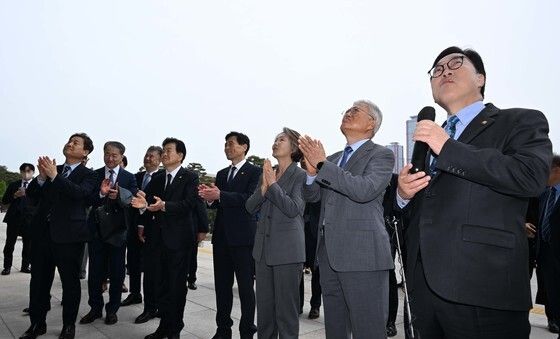 우원식 국회의장 설명 듣는 문재인 전 대통령