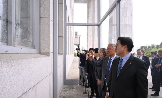 우원식 국회의장 설명 듣는 문재인 전 대통령