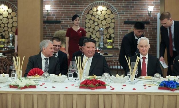북한, 러시아 대표단 위한 만찬 마련…김정은 참석