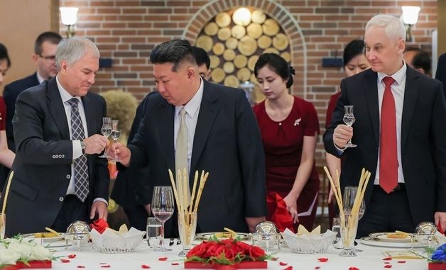 러 하원의장·국방부 장관과 건배하는 北 김정은