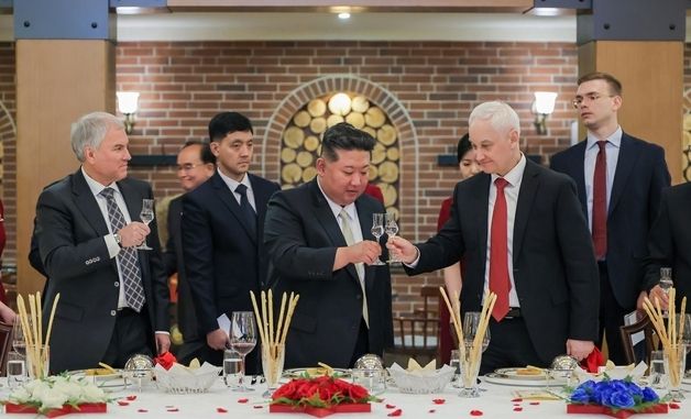 러 하원의장·국방부 장관과 건배하는 北 김정은