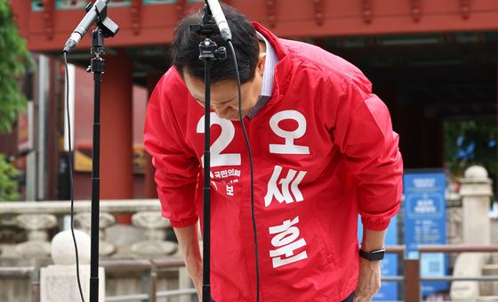 고개 숙여 인사하는 오세훈 국민의힘 서울시장 후보