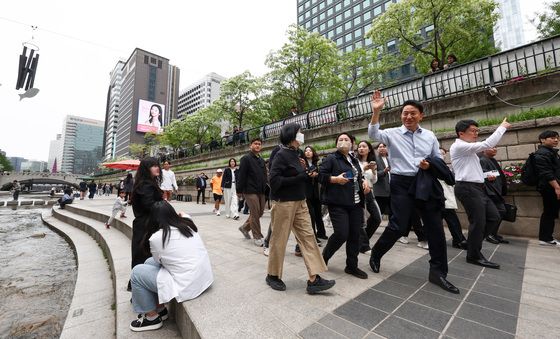 청게천 걸으며 시민들과 인사하는 오세훈 후보