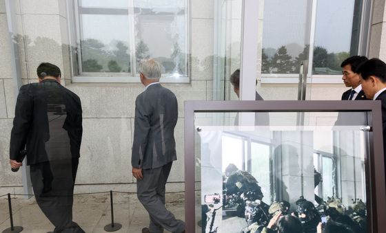 계엄 당시 깨진 창문 설명 듣는 문재인 전 대통령