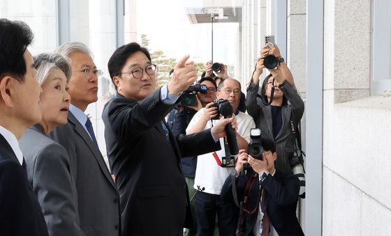 계엄 당시 설명듣는 문재인 전 대통령