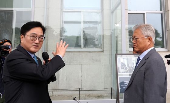 계엄 당시 깨진 창문 설명 듣는 문재인 전 대통령