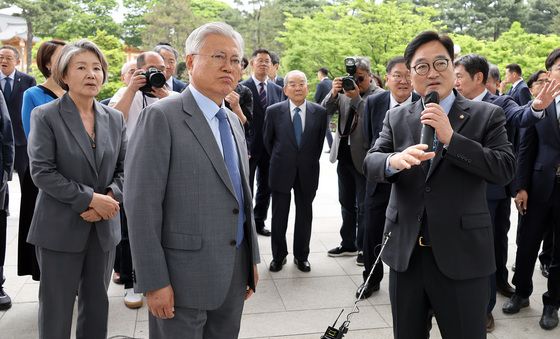 계엄 당시 설명듣는 문재인 전 대통령