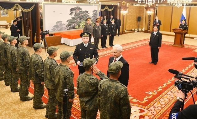 러 국방부 장관, 北 전투원들에 훈장 수여