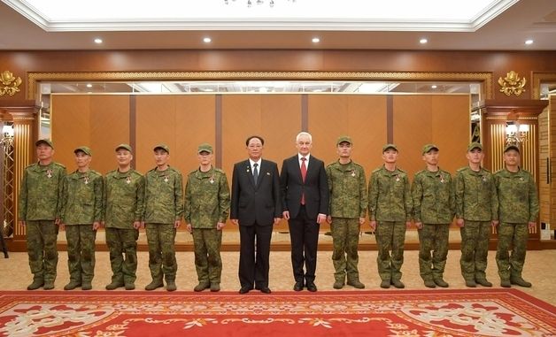北 "러 영토 해방에 특출한 공헌한 北 지휘관·전투원에 훈장 수여"