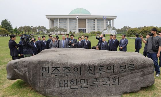 상징석 설명듣는 문재인 전 대통령