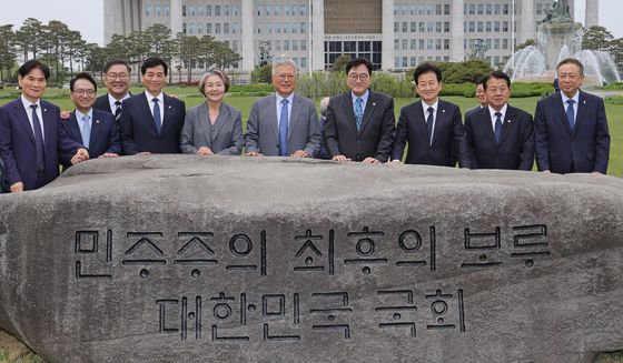 상징석에서 기념촬영하는 문재인 전 대통령과 우원식 의장