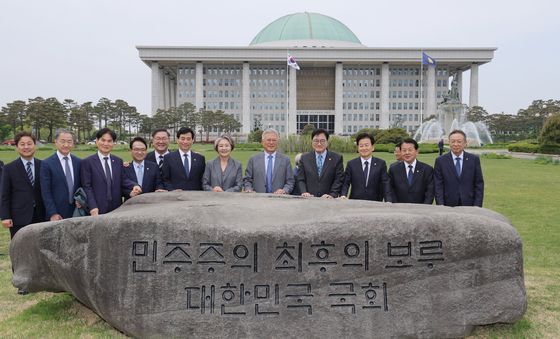 상징석에서 기념촬영하는 문재인 전 대통령과 우원식 의장