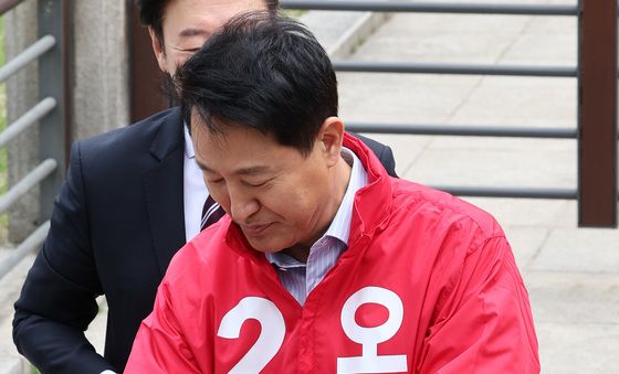 선거운동복 착용하는 오세훈 후보