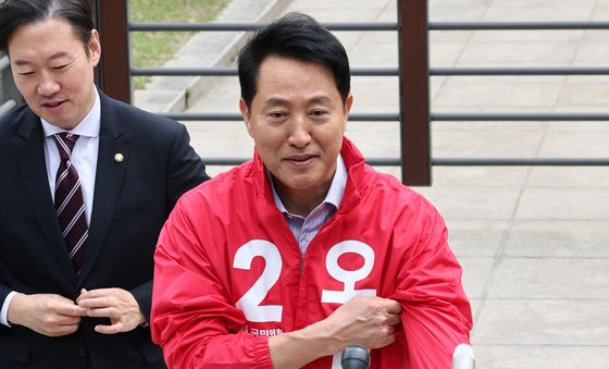 빨간색 선거운동복 착용한 오세훈 후보