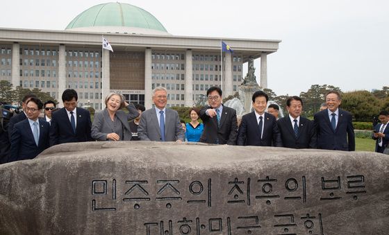 상징석 설명듣는 문재인 전 대통령