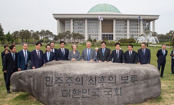 상징석 앞에서 기념촬영하는 문재인 전 대통령