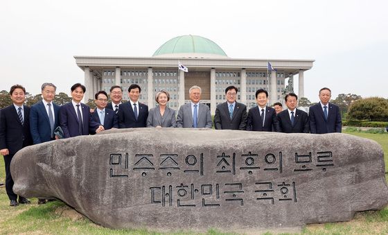 상징석 앞에서 기념촬영하는 문재인 전 대통령