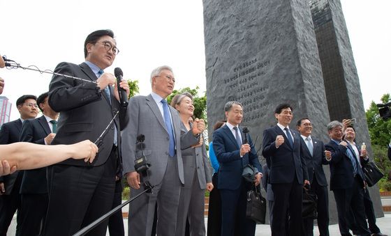 독립군가 부르는 문재인 전 대통령