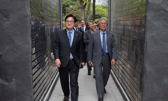 독립기억광장 찾은 우원식·문재인 전대 통령