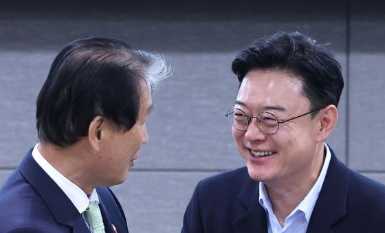 인사하는 권오을·김성원