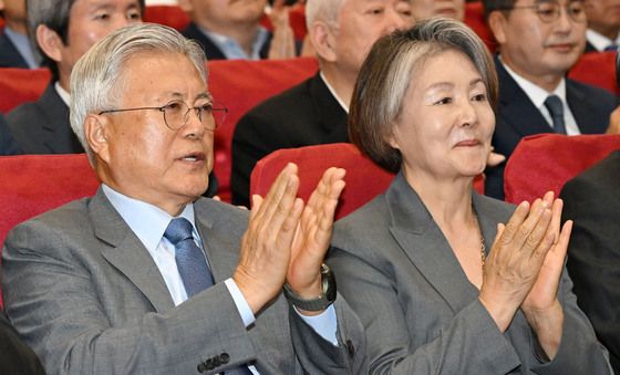 손뼉치는 윤재인 전 대통령