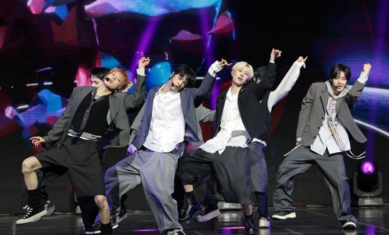 넥스지, 무대 위 반짝반짝