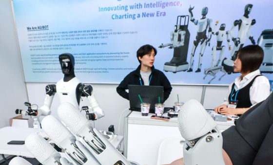 사람의 손을 대신하는 산업로봇