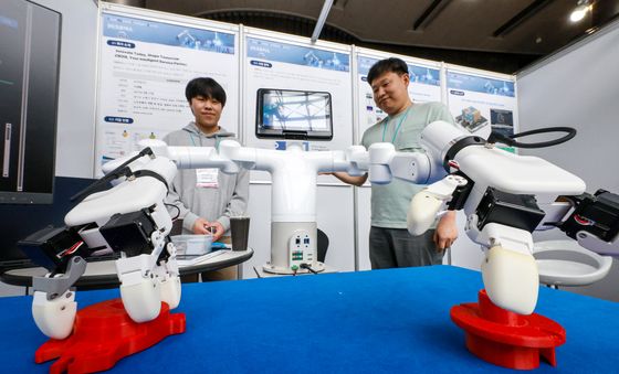 제조의 자동화···코엑스에서 열린 '2026 자율제조AI 월드쇼'