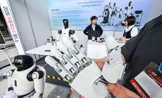 사람 손과 똑같은 모습을 한 산업로봇