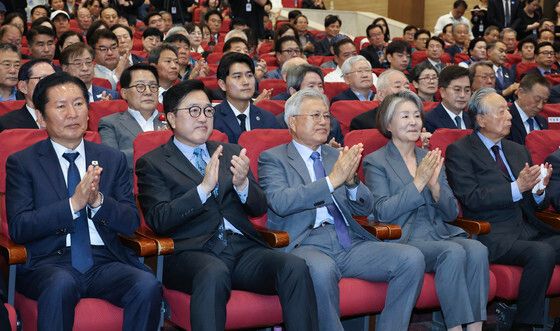 4.27 판문점선언 8주년 기념식, 손뼉치는 참석자들