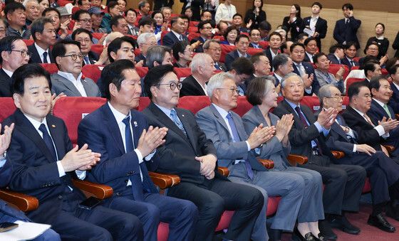 4.27 판문점선언 8주년 기념식, 손뼉치는 참석자들