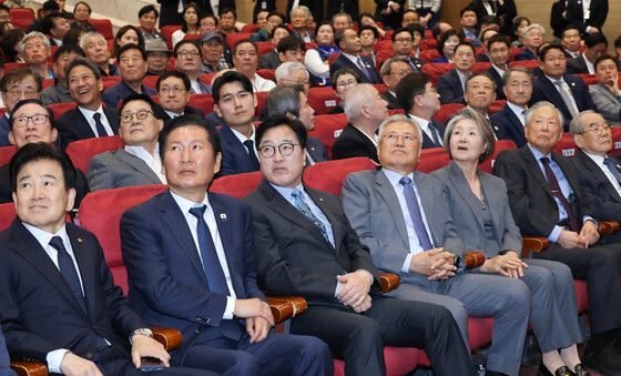 영상 시청하는 문재인 전 대통령