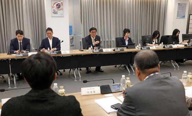 뮤지컬 분야 전문가들과 논의하는 최휘영 장관